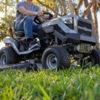 Murray MT100 42 in. 13.5 HP 500cc E1350 Series Briggs and Stratton Engine 6-Speed Manual Gas Riding Lawn Tractor Mowers.