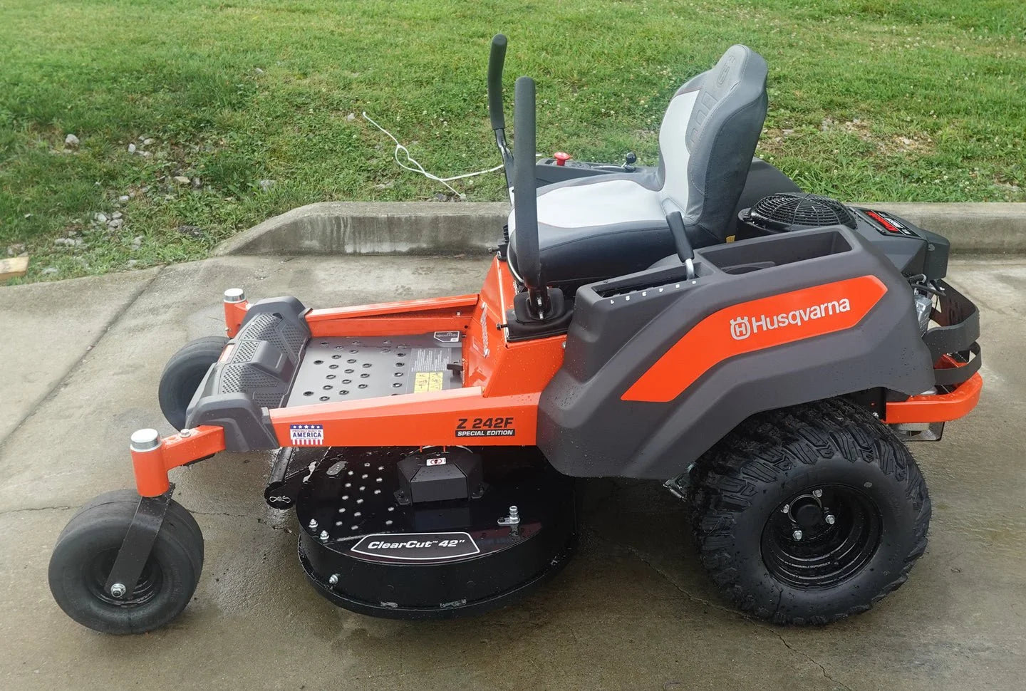 Husqvarna Z242F Special Editions 42″ Zero Turn Mowers 21.5HP KAW (Scratch and Dent)